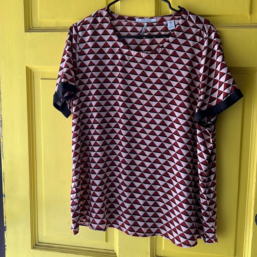 Scotch and soda maison scotch drapey top, triangle geo print. Blush and maroon